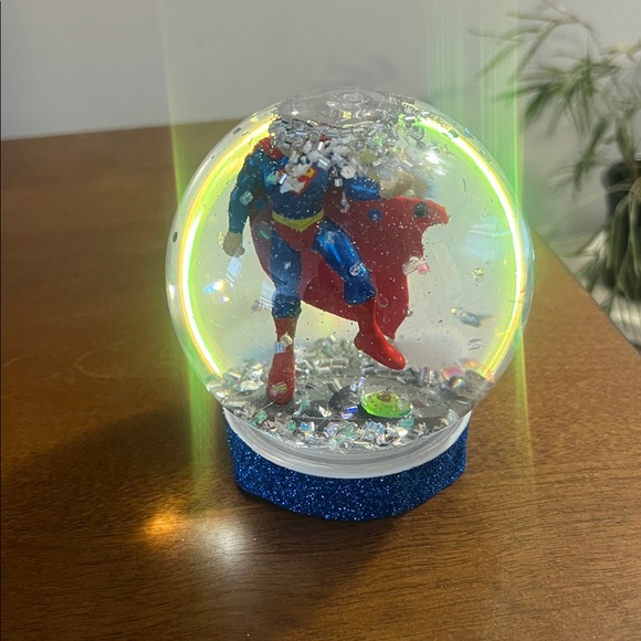 SUPERMAN Snow Globe - Picture 15 of 16